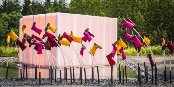 Bunte Stiefel als partizipative Kunstinstallation im Außenraum