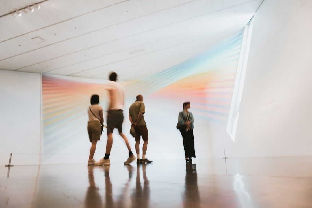 Besucher betrachten gemeinsam eine farbige Installation im Museum